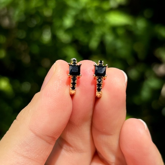 18K Gold Plated Stainless Steel Black Stone Small hoop earrings - Picture 5 of 6